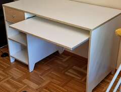 Skrivbord från IKEA.