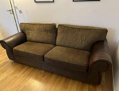 Äldre brun soffa