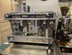 Kaffemaskin med kaffekvarn