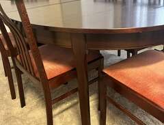 köksbord med stolar