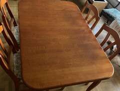 matsalsbord med stolar