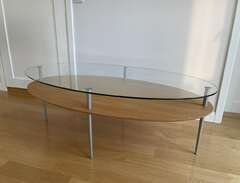 Ovalt soffbord i glas och ek