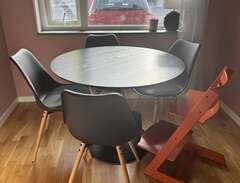Matbord/köksbord med 4 stol...