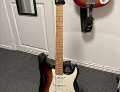 Fender Stratocaster INTRESS...
