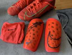 Fotbolls skor och benskydd