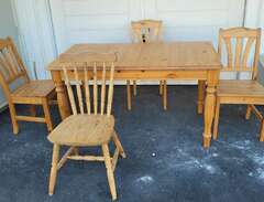 Matbord med stolar i furu
