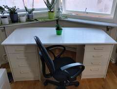 Skrivbord och kontorsstol f...