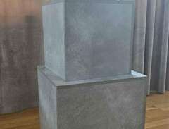 3 sidobord i betonggrå