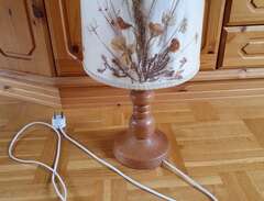 Bordslampa med torkade växter