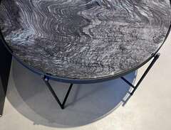 svart bord med ”marmor” gla...