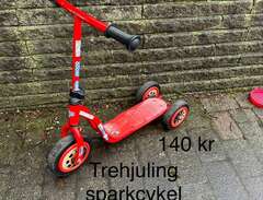 röd trehjuling sparkcykel/B...
