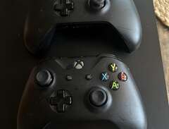 Xbox One X (med 2 handkontr...