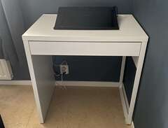 Skrivbord ”Micke” från Ikea.