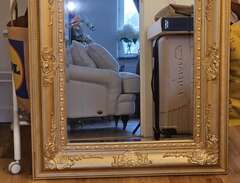 spegel med guldram