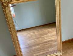 Spegel med guldram