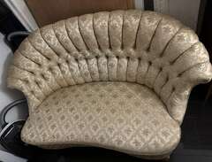 Antik soffa och tre stolar