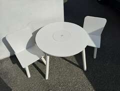 Barnbord + 2 stolar
