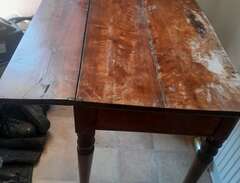 Brunt gammalt bord