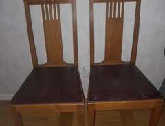 Två stolar av märket "äpplet"