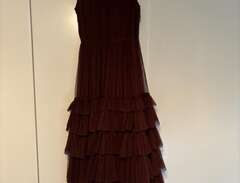 Vinröd klänning från Lance...