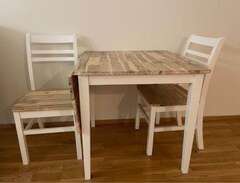 matbord med två stolar