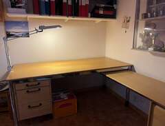 kontorsskrivbord med sideboard
