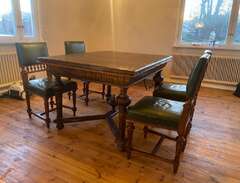 antikt bord med 4 stolar