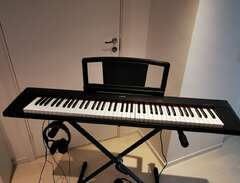 Yamaha Keyboard NP-31 + til...