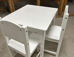 Barnbord och 2 stolar