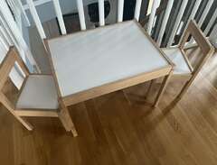 Barnbord med två stolar
