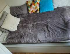 Ikea Malm säng med resårmad...