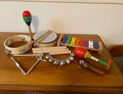 Set av olika musikinstrument