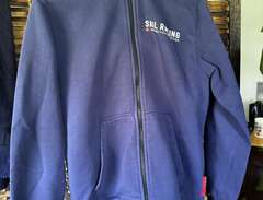 Blå hoodie från Sail Racing...