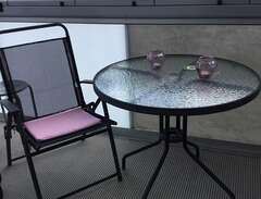 bord med fyra stolar