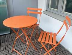 Cafébord + två stolar