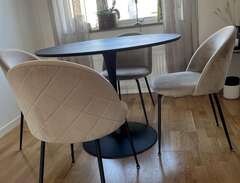 4 stolar + matbord på köpet