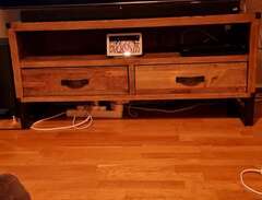 säljer en woodenforge tv bänk.