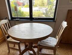 köksbord och två stolar i furu