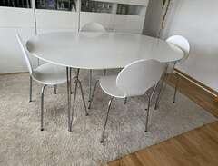 Vitt matbord med 4 stolar