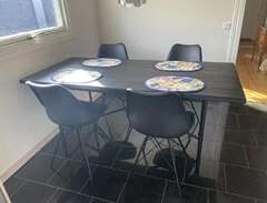 köksbord med fyra stolar