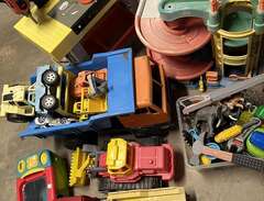 Garage, bilar, verktygsbänk mm