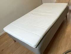 Säng och madrass 105x200 cm