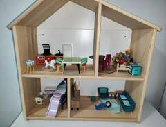Trä hus med leksaker från IKEA