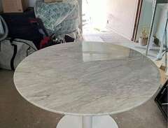 Matbord i marmor från Mio
