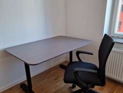 Skrivbord och stol