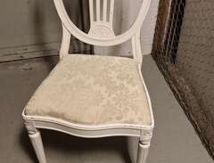 Fin gammal klädd stol