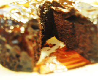 Rund sjokoladekake med rømme