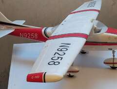 Röd/vit Cessna 182 i EPO 93cm