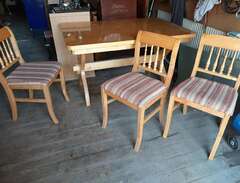 Björkbord med stolar