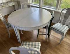 matbord + 4 stolar och två...